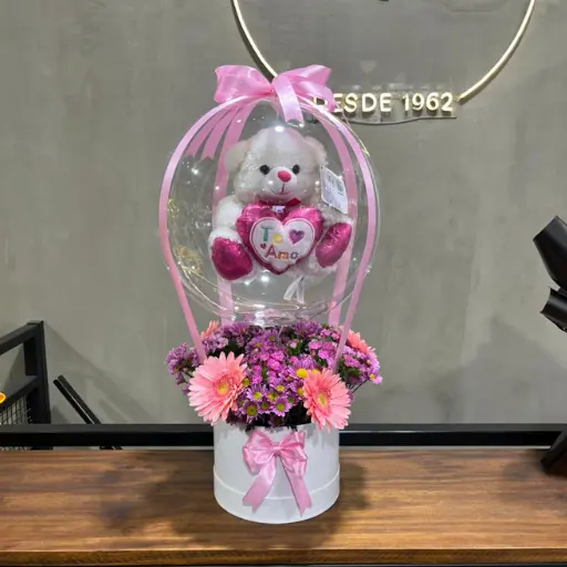 Caja pote con flores de estacion y globo burbuja con peluche